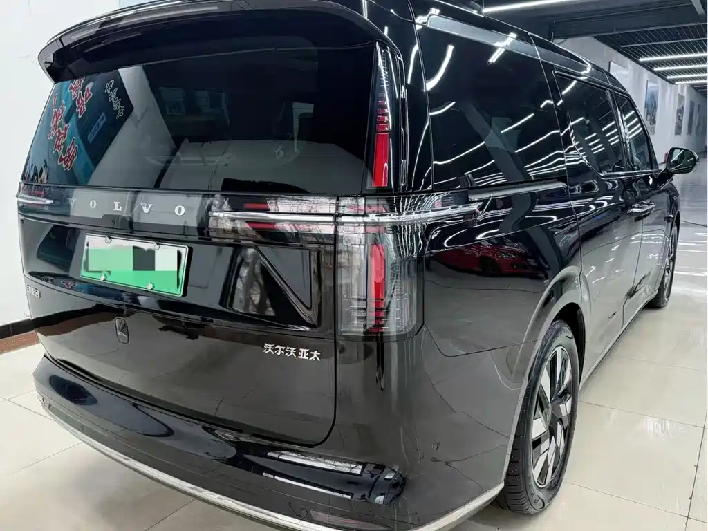 Volvo EM90 2025