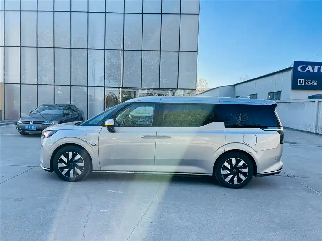 Volvo EM90 2025