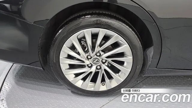 Lexus ES 2023