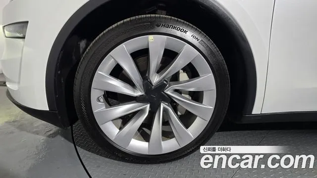 Tesla Model Y 2025