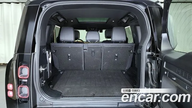 Land Rover Defender 2024