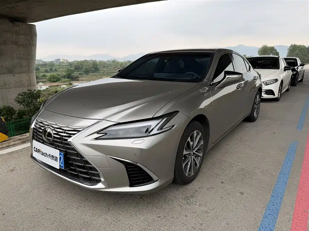 Lexus ES 2025