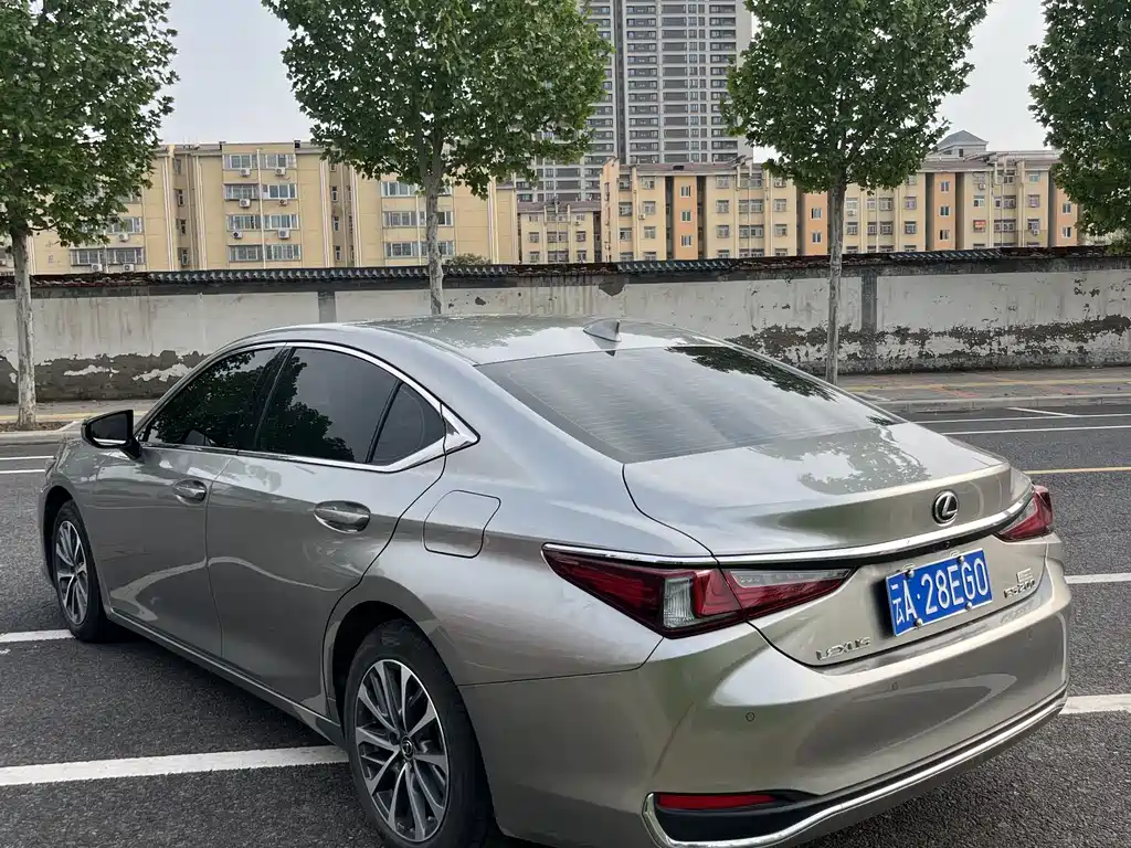Lexus ES 2024