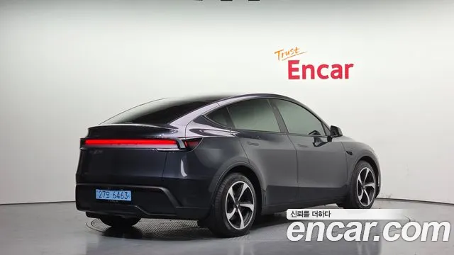 Tesla Model Y 2025