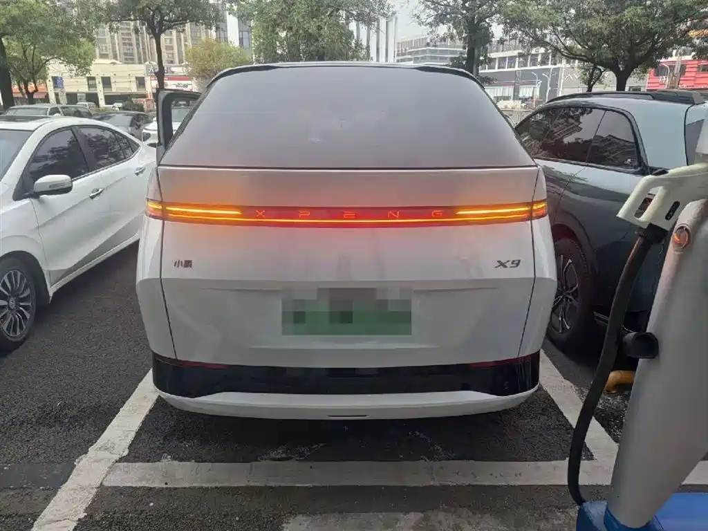 Xpeng X9 2025