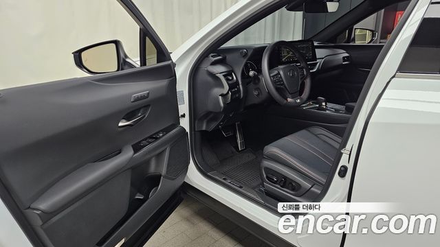 Lexus UX 2025