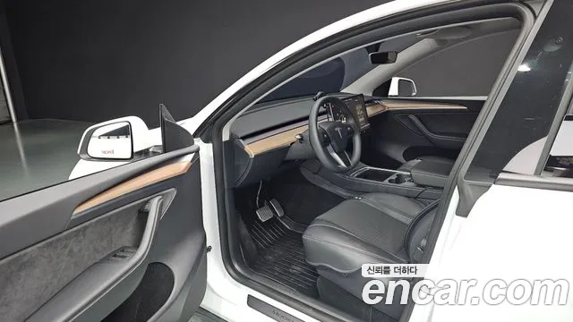 Tesla Model Y 2024
