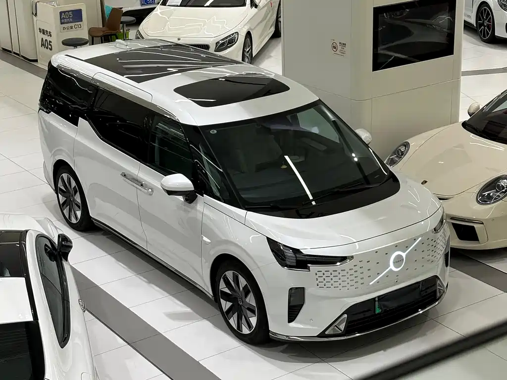 Volvo EM90 2024