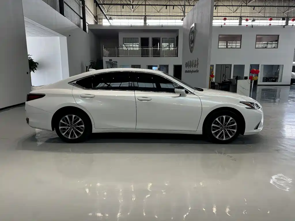 Lexus ES 2022