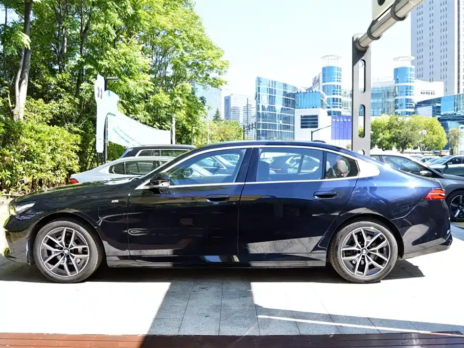 BMW i5 2025