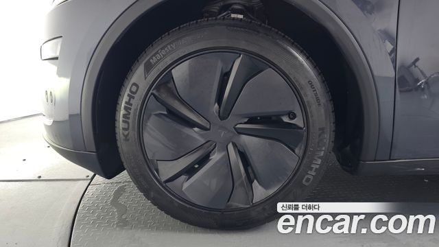 Tesla Model Y 2025