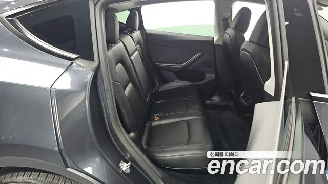 Tesla Model Y 2024