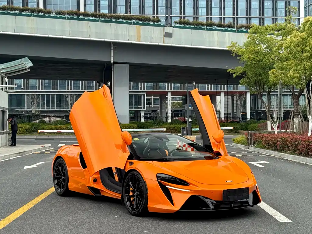 McLaren Artura 2024