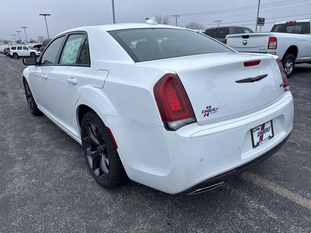 Chrysler 300 2023