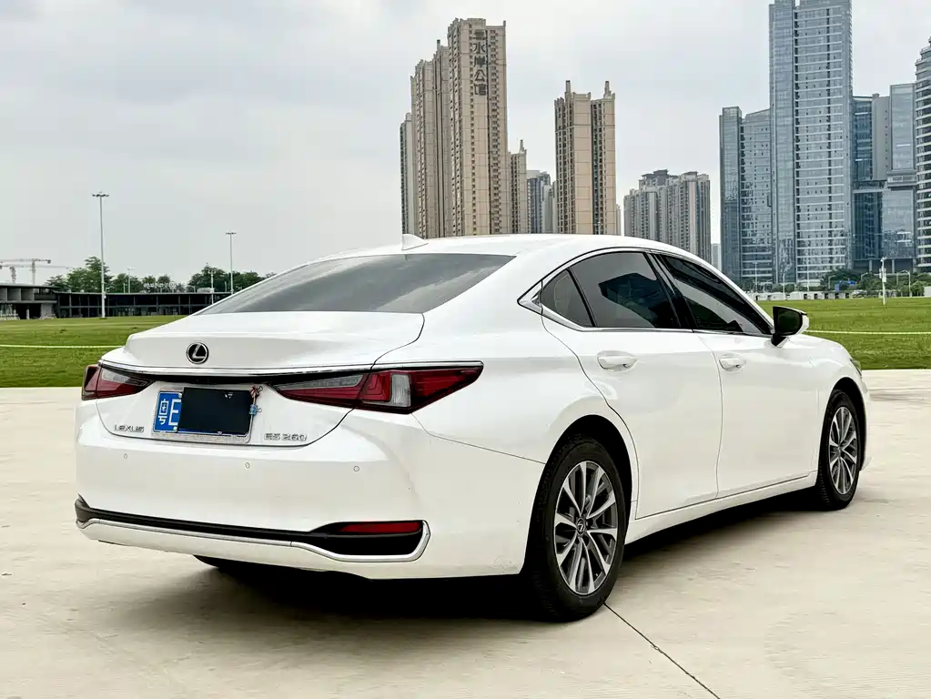 Lexus ES 2023