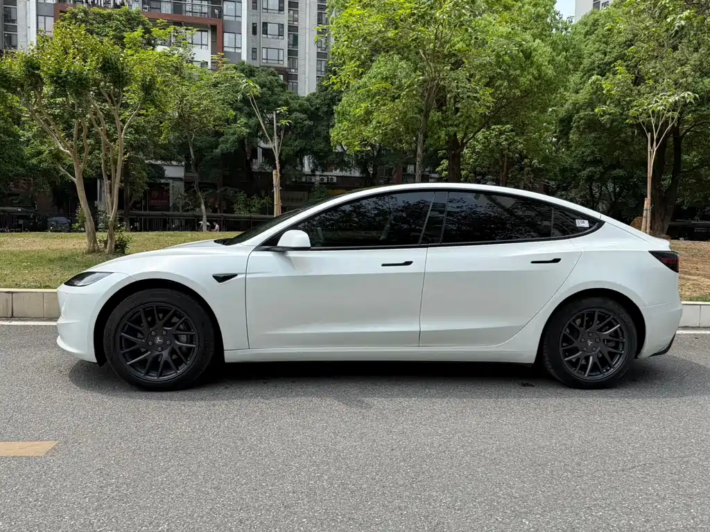 Tesla Model 3 2024