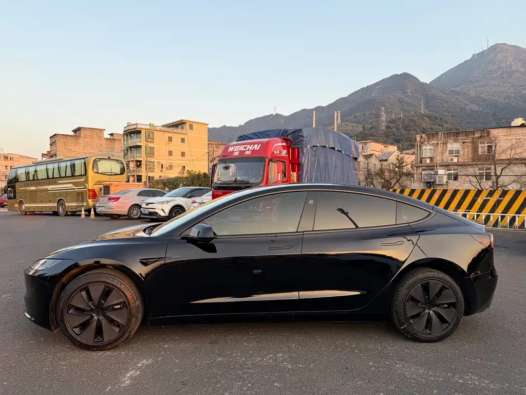 Tesla Model 3 2024
