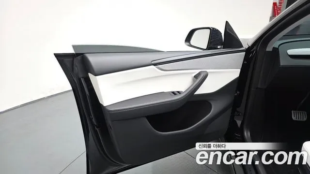 Tesla Model Y 2025