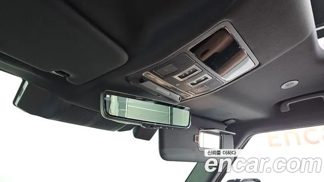 Land Rover Defender 2025