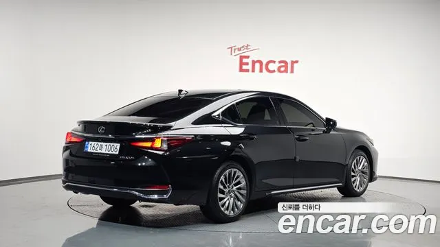Lexus ES 2025