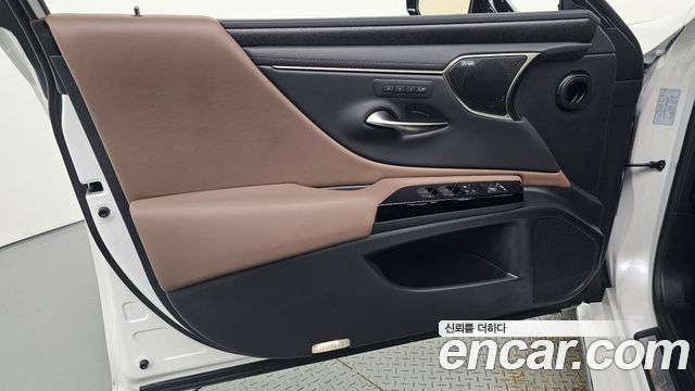 Lexus ES 2025