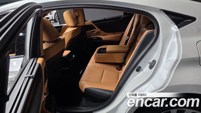 Lexus ES 2025