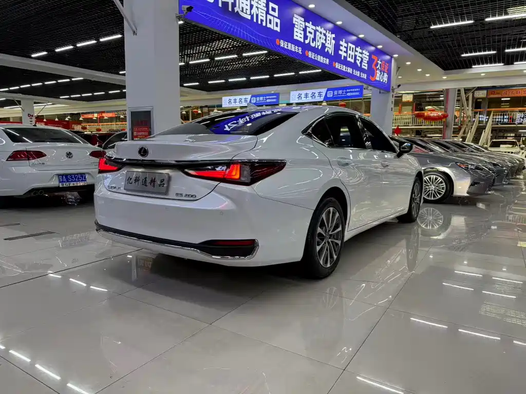 Lexus ES 2024