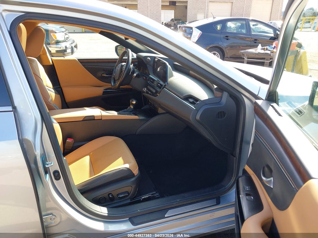 Lexus ES 2022