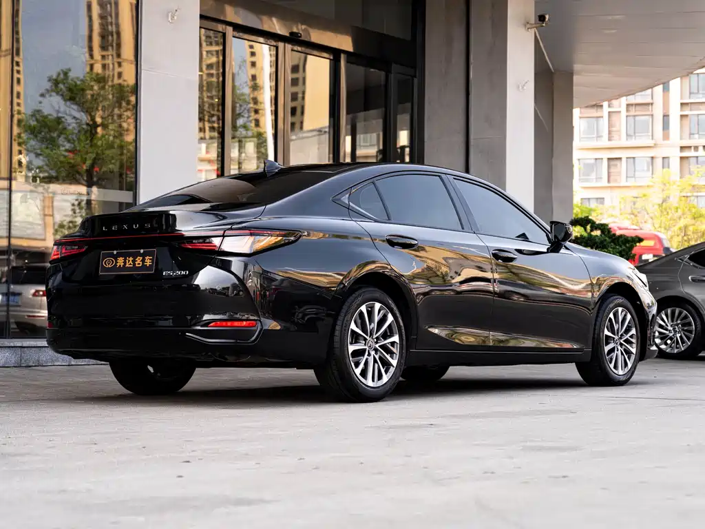 Lexus ES 2025