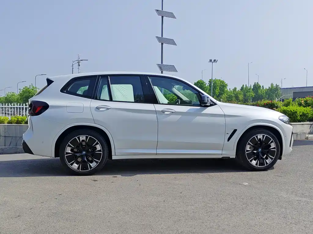 BMW iX3 2023