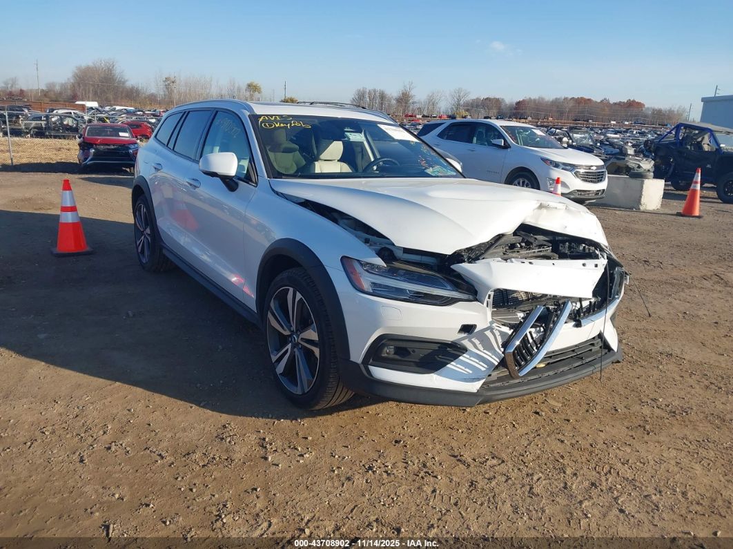 Volvo V60 Cross Country 2025
