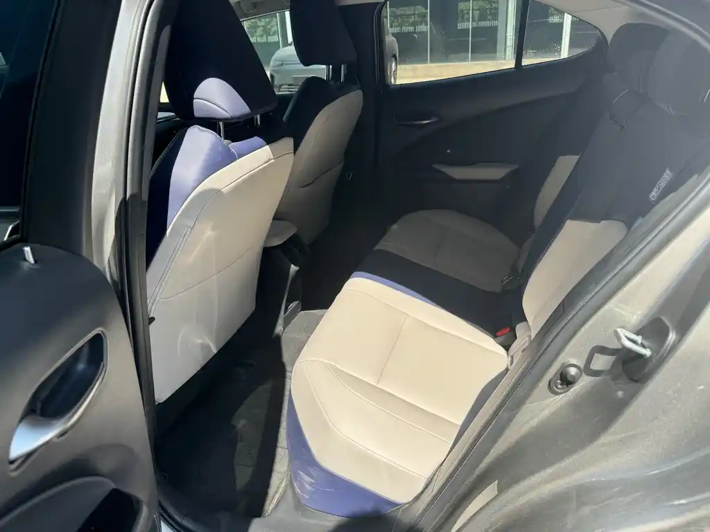 Lexus UX 2023