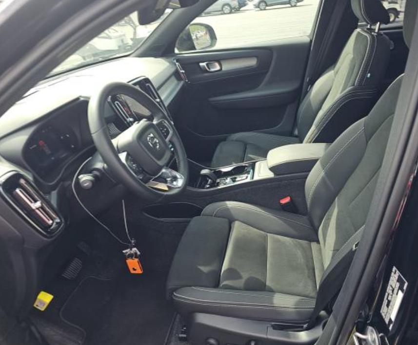 Volvo XC40 2025