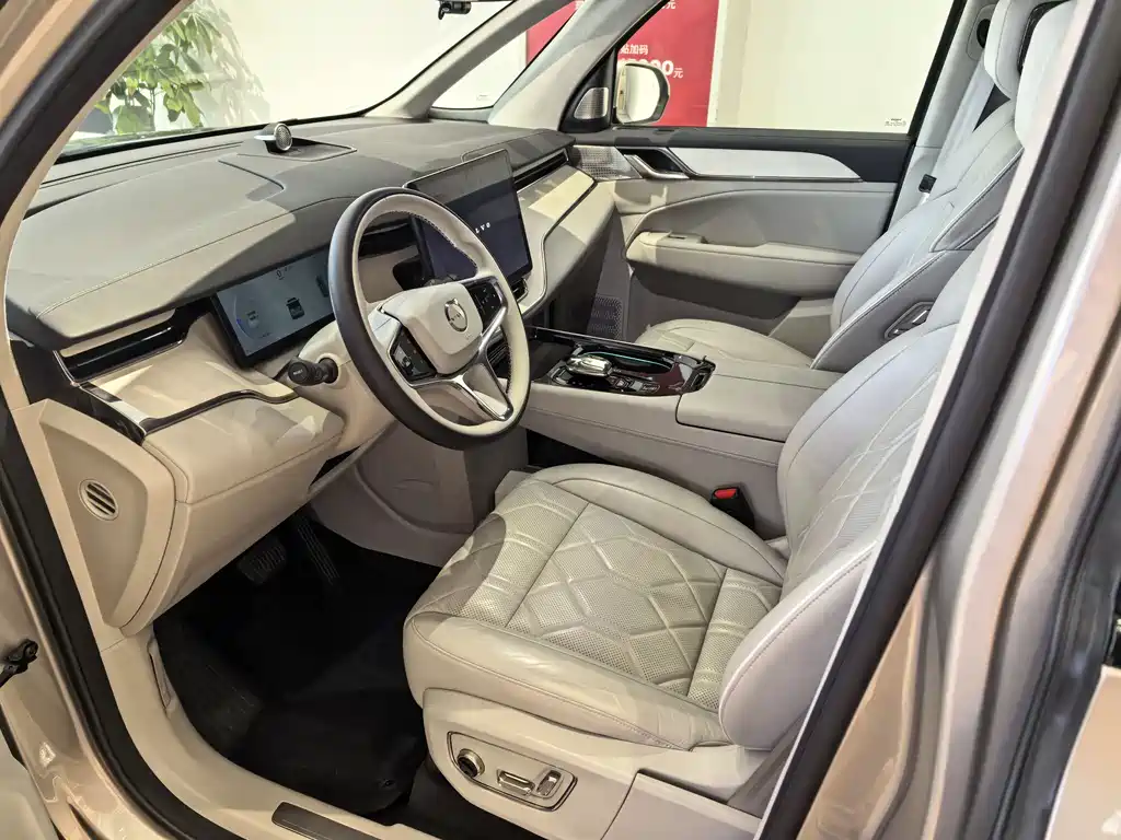 Volvo EM90 2024