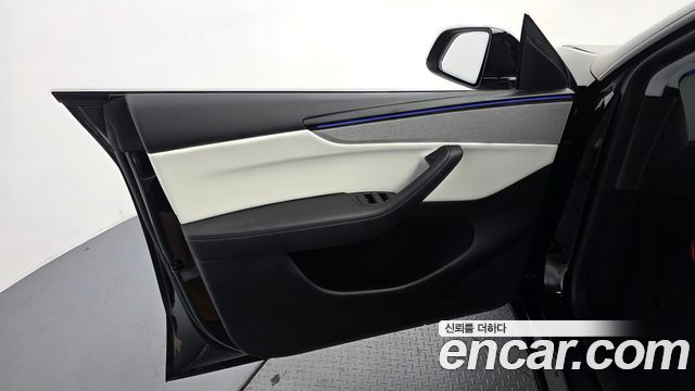 Tesla Model Y 2025