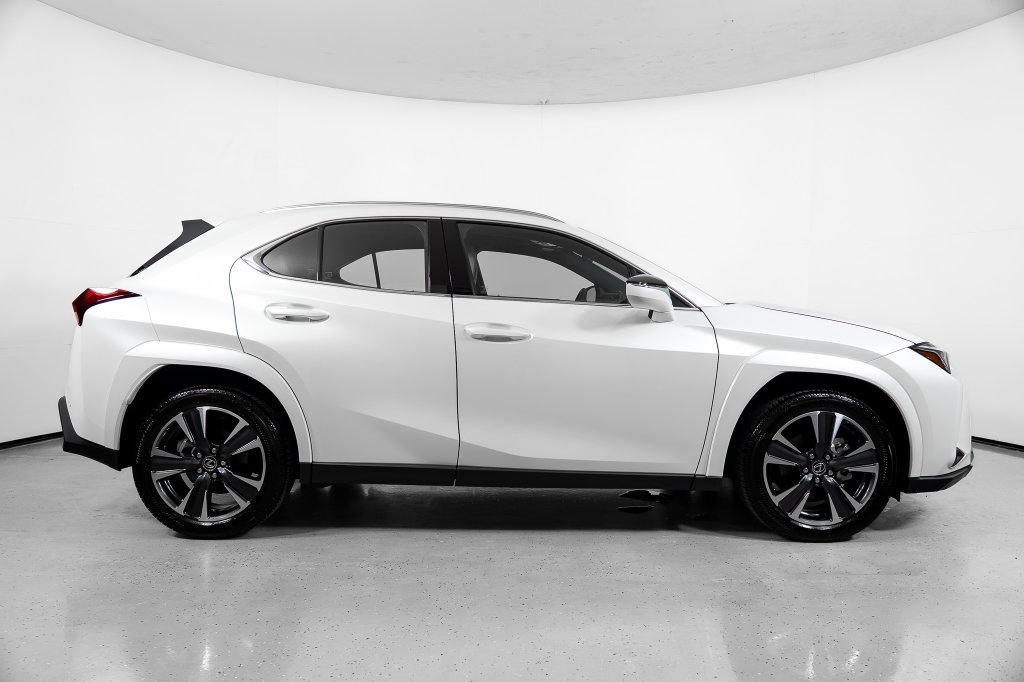 Lexus UX 2025
