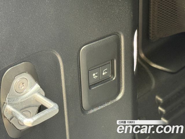 Land Rover Defender 2023