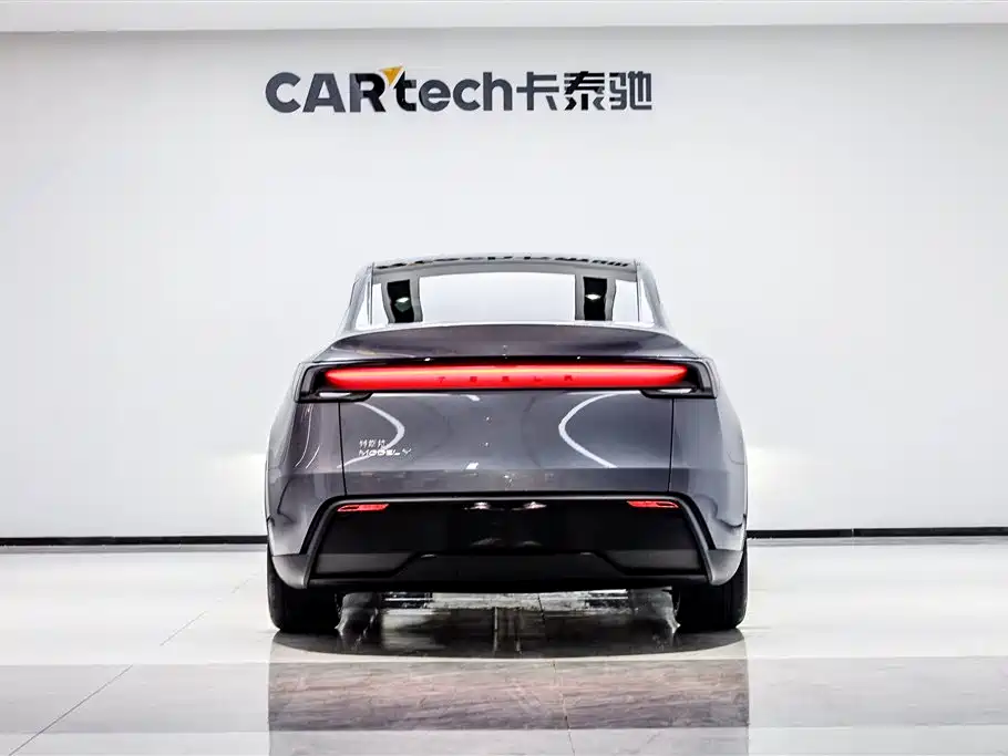 Tesla Model Y 2025