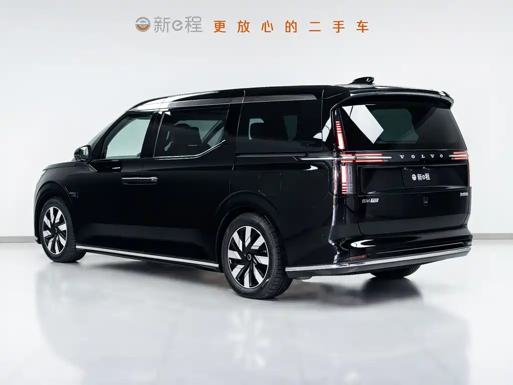 Volvo EM90 2024