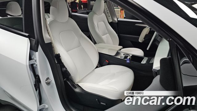 Tesla Model Y 2024