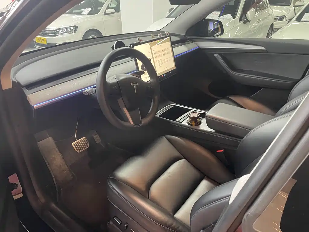 Tesla Model Y 2024