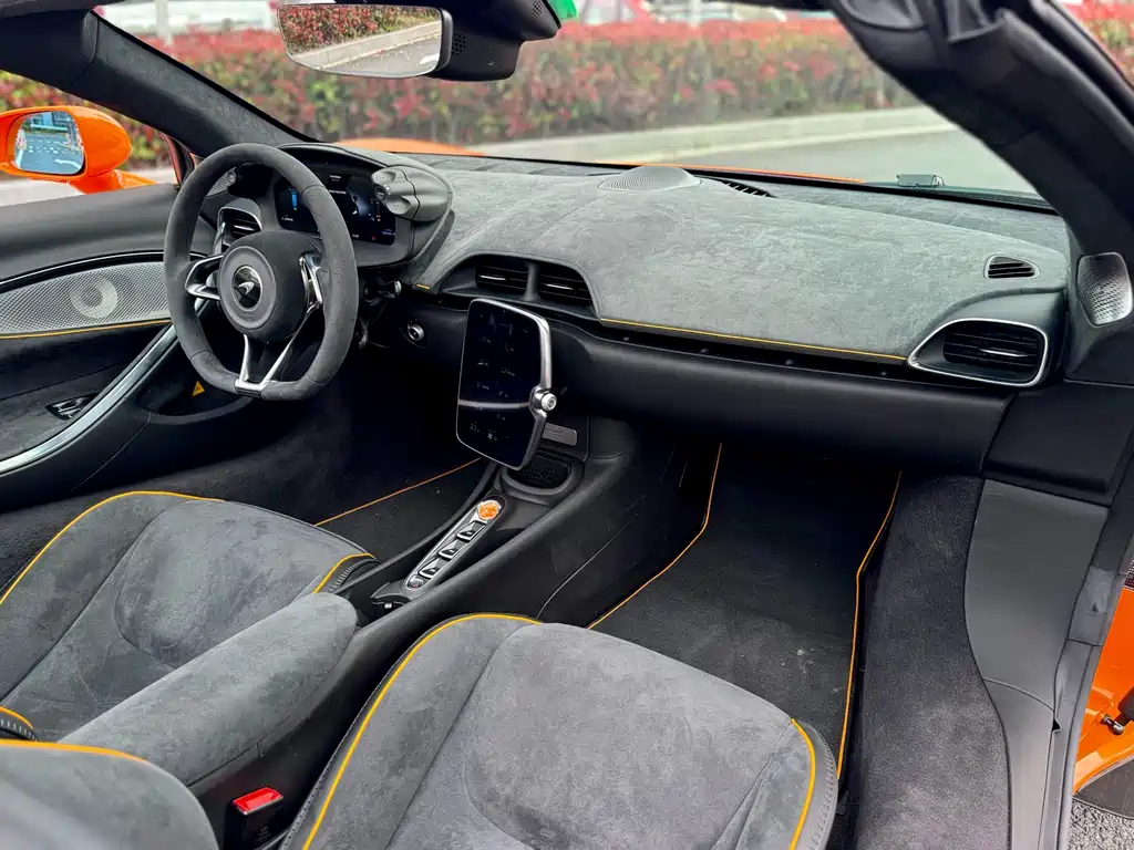 McLaren Artura 2024