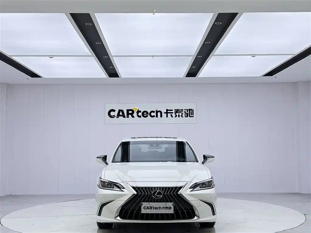 Lexus ES 2024