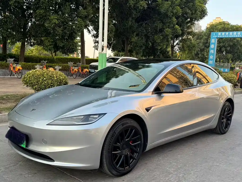 Tesla Model 3 2024