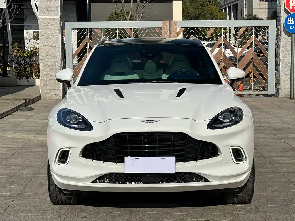 Aston Martin DBX 2023