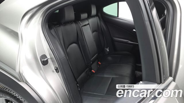 Lexus UX 2021