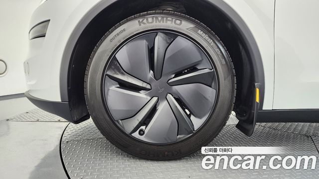 Tesla Model Y 2025