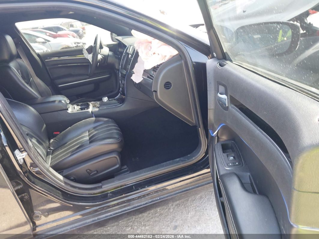 Chrysler 300 2022
