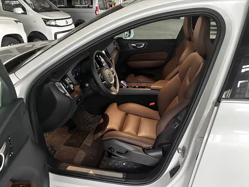 Volvo XC60 2025