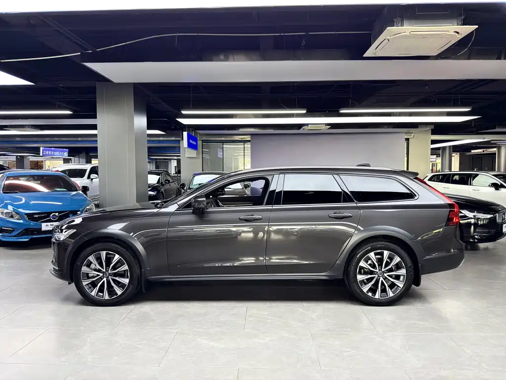 Volvo V90 2024